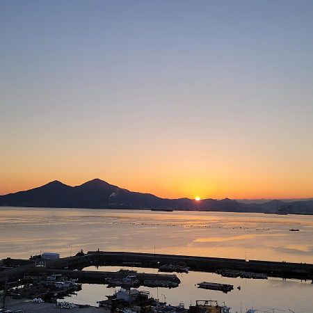 Geoje Seaside Two Floors Villa ภายนอก รูปภาพ