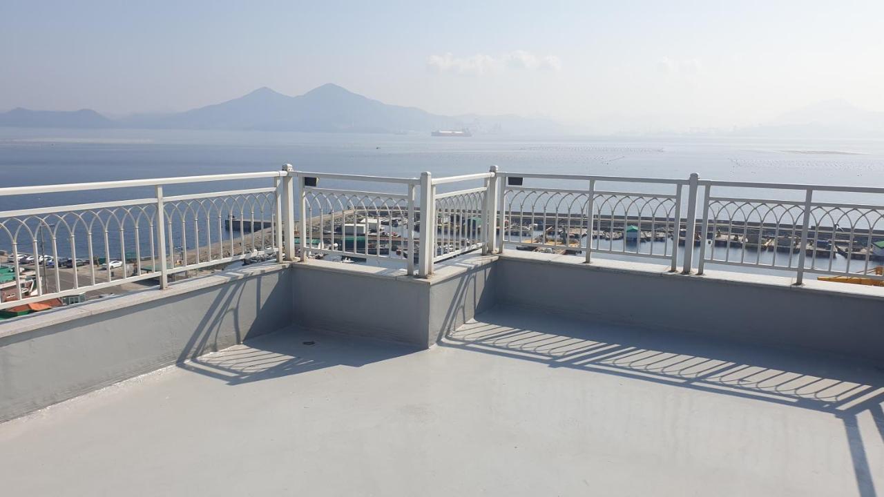Geoje Seaside Two Floors Villa ภายนอก รูปภาพ